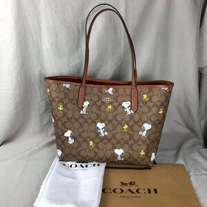 NWT COACH Peanuts Snoopy Tote bag!
